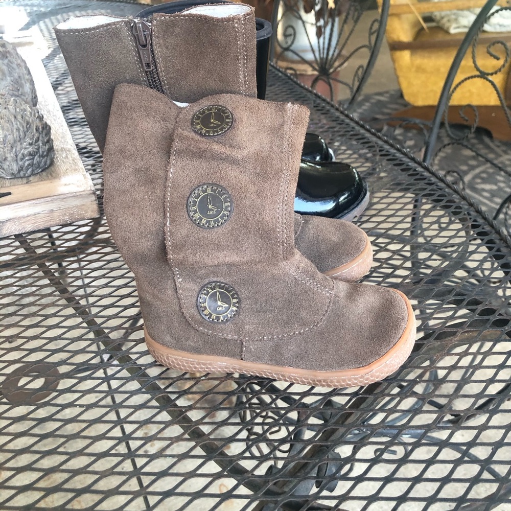 Like new! Suede toddler boots